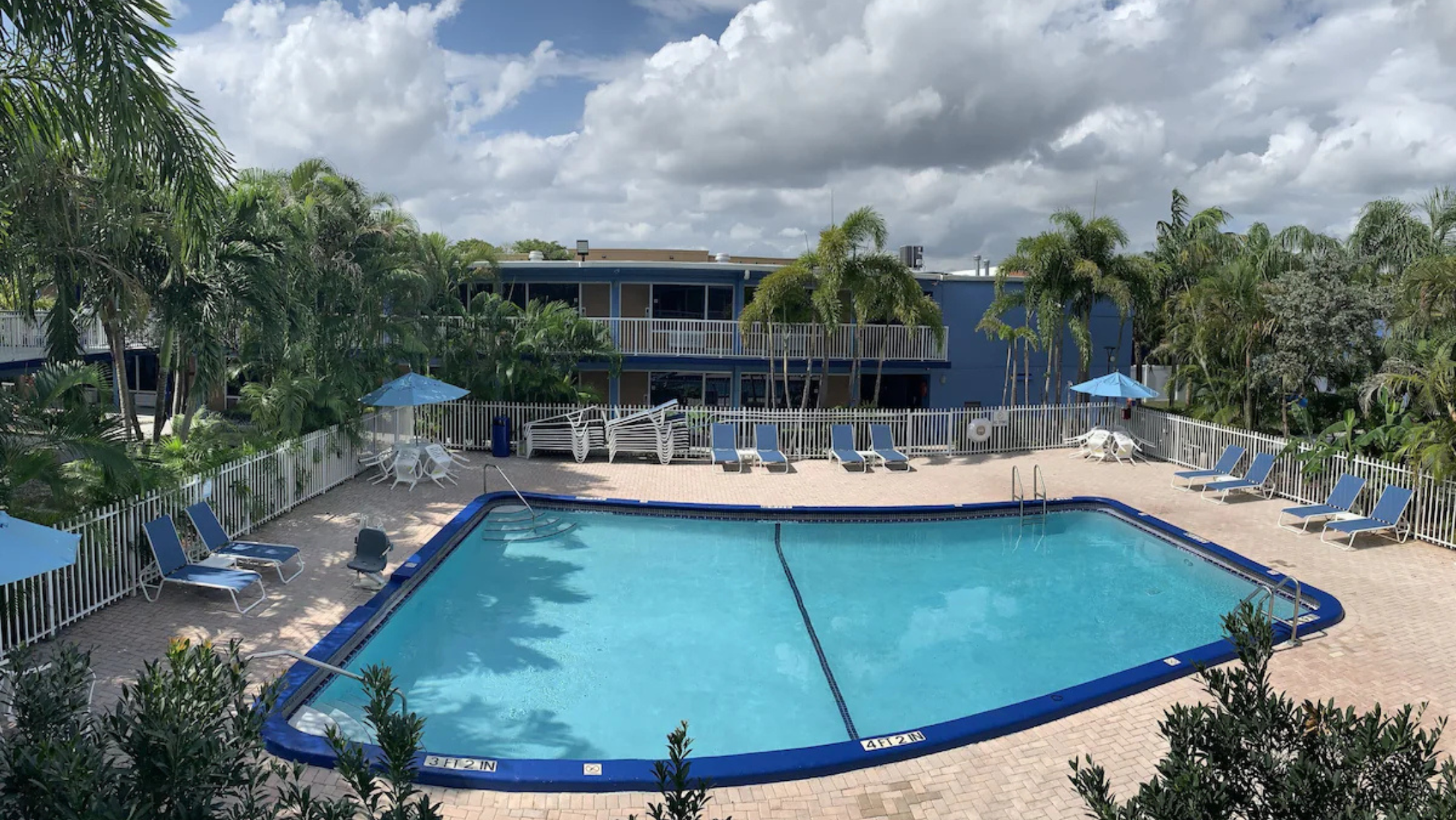Rodeway Inn & Suites Fort Lauderdale Airport & Cruise Port pool area